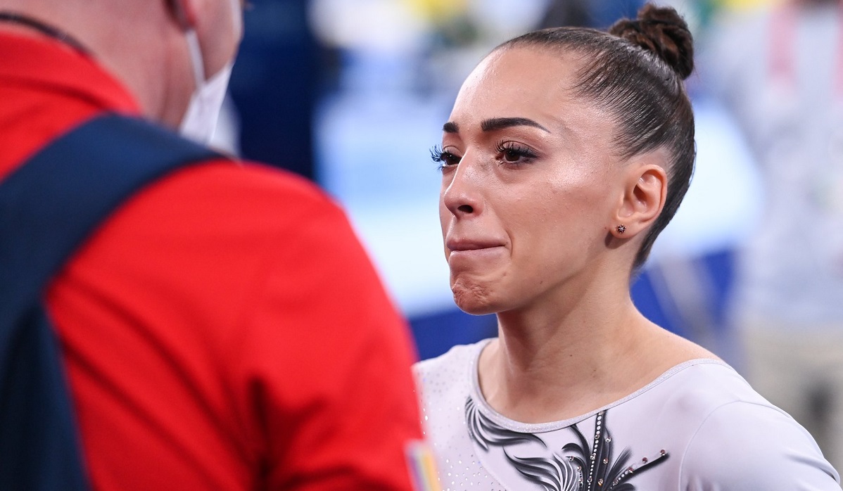 Jocurile Olimpice 2020 | Sandra Izbaşa, mesaj emoţionant pentru Larisa Iordache: „Capul sus, Lari! Ești o învingătoare! Ce i-a transmis marea campioană după ce s-a retras din finala de la bârnă