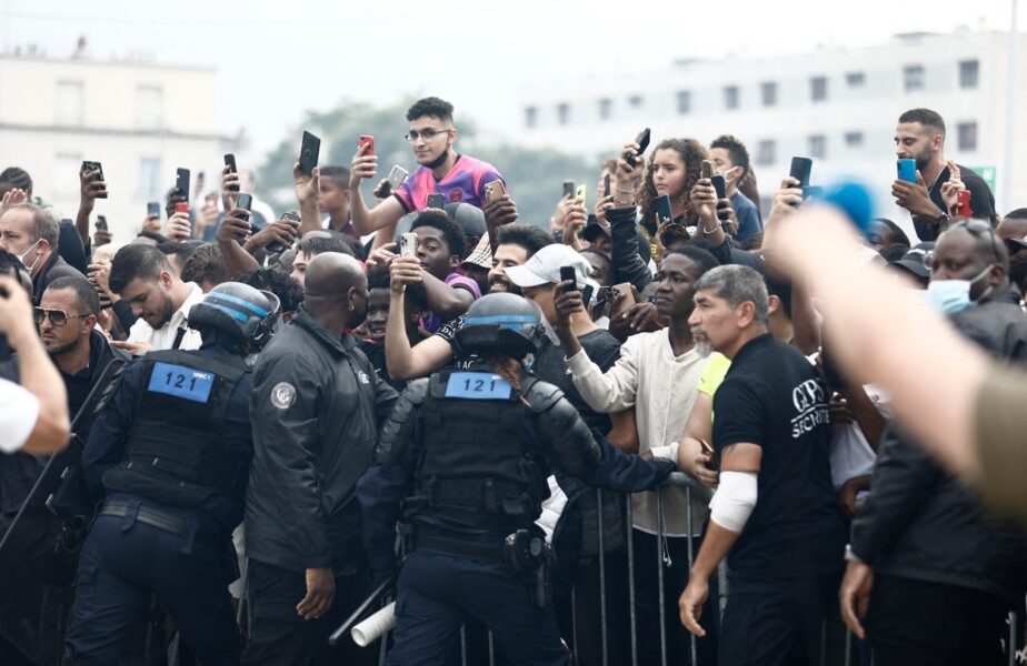 Imagini incredibile din Paris. Lionel Messi, escortat de zeci de poliţişti. Desfăşurare de trupe fără precedent!