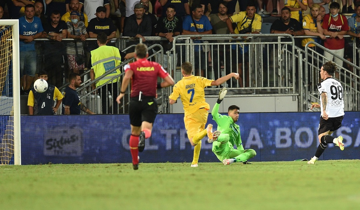 Tragedie înainte ca Dennis Man să înscrie primul său gol în Serie B