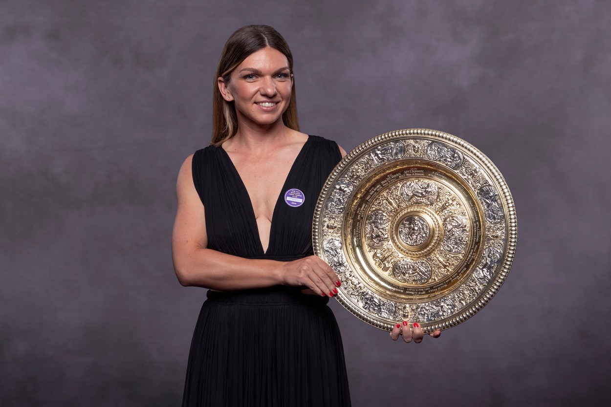 Simona Halep, cu trofeul cucerit la Wimbledon în 2019