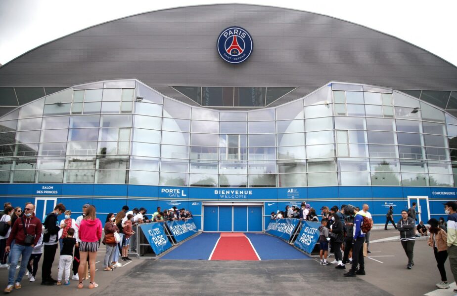 Lionel Messi, aşteptat cu covorul roşu la Paris. „Sosirea este iminentă!” Fanii s-au strâns la aerport şi la stadion