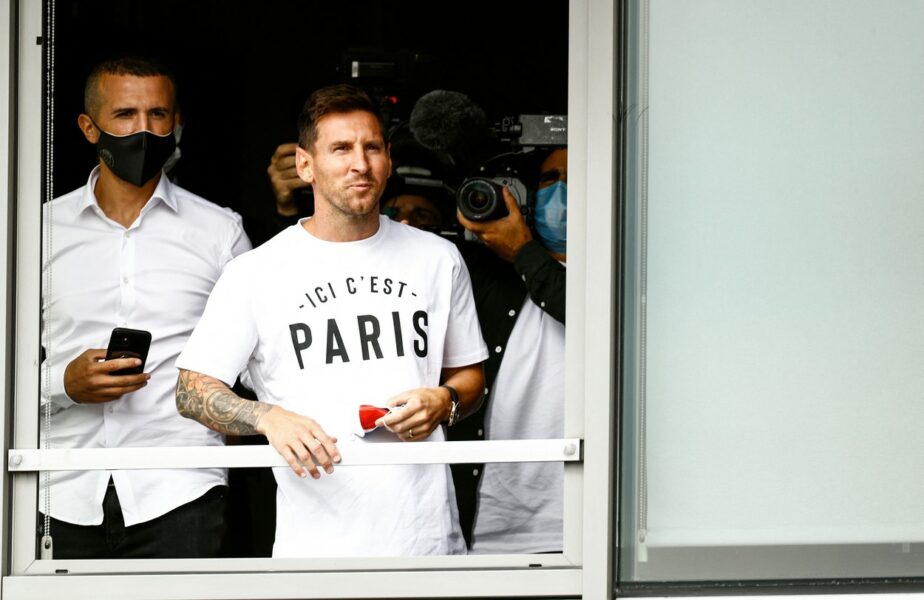 Imagini spectaculoase cu Lionel Messi la Paris! Starul argentinian, întâmpinat de fanii lui PSG în fața hotelului