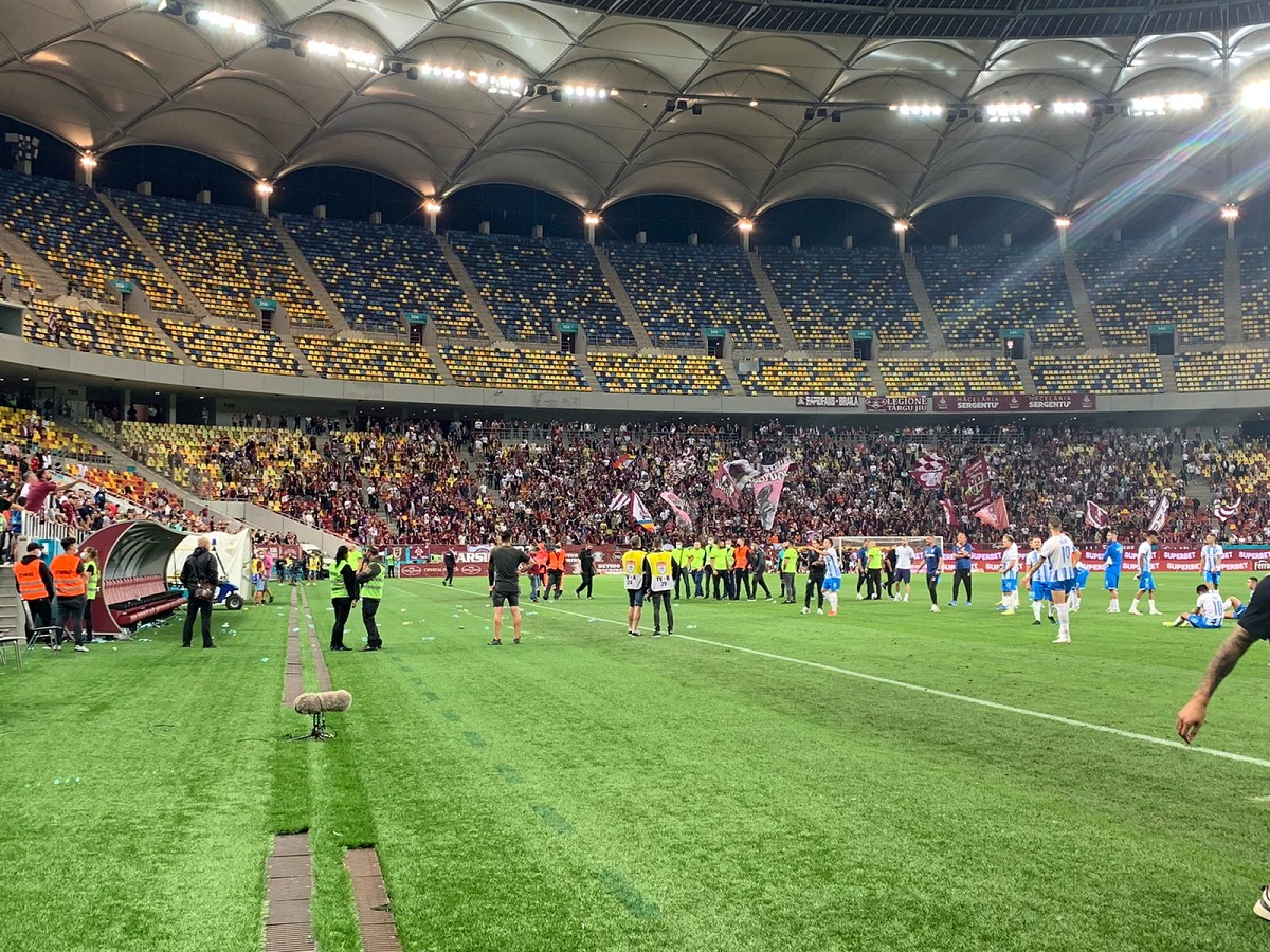 Rapid – Universitatea Craiova 1-2 | Scandal pe Arena Naţională. Reghecampf şi jucătorii olteni, atacaţi cu sticle de fanii Rapidului. Au fost scoşi prin altă zonă pentru a ajunge la vestiar