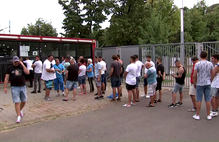 Bucureștiul a intrat în febra derby-ului Rapid – FCSB! Fanii au luat cu asalt casele de bilete pentru a doua zi la rând. Câte tichete s-au vândut + Roş-albaştrii, îndemn pentru suporteri