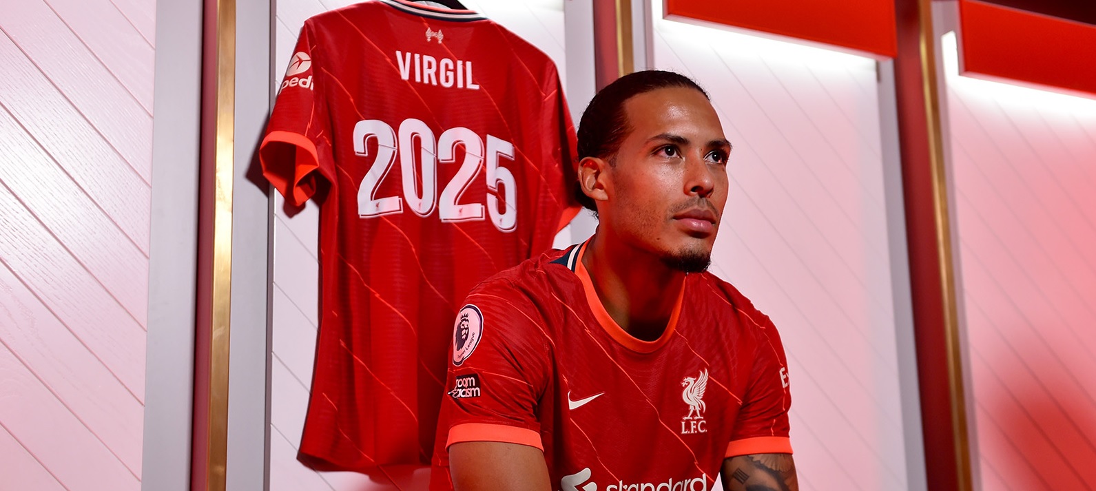 Virgil van Dijk şi-a prelungit contractul cu Liverpool