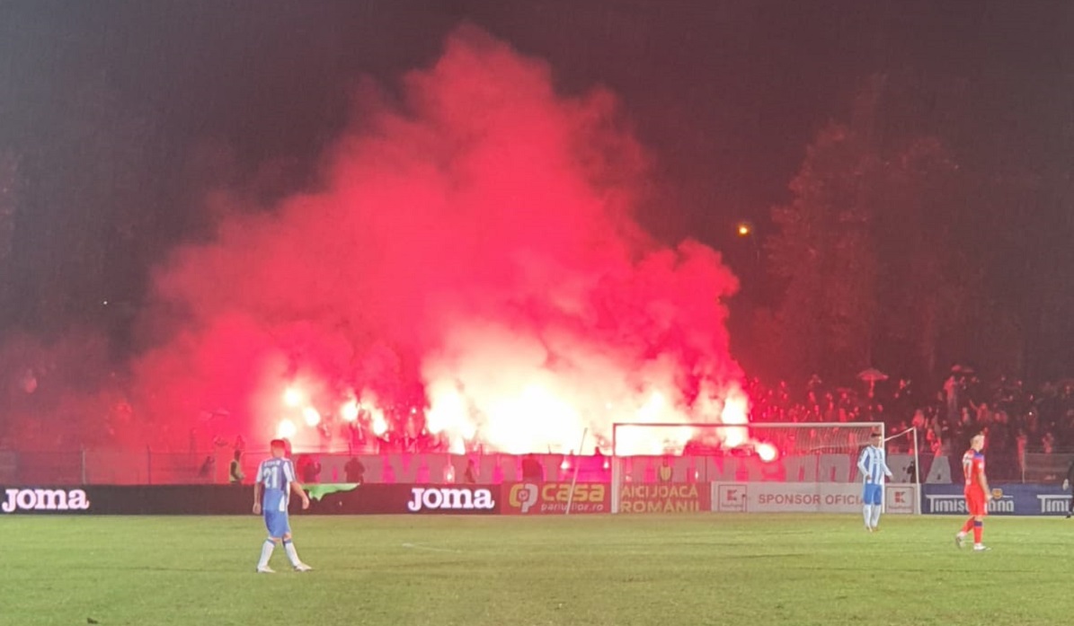 Atmosferă de poveste la CS Hunedoara – FCSB! Fanii au „incendiat stadionul la primul meci jucat în nocturnă
