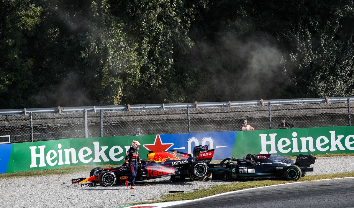 Daniel Ricciardo a câştigat Marele Premiu de Formula 1 al Italiei şi a băut şampanie din ghete. Hamilton şi Verstappen, accident incredibil la Monza!