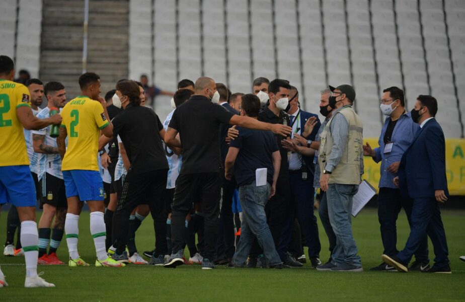 Haos în Brazilia – Argentina! Reprezentanţii autorităţilor sanitare au intrat pe teren, iar patru jucători vor fi amendaţi şi „deportaţi”. Ce au făcut brazilienii după scandalul monstru. Meciul a fost suspendat