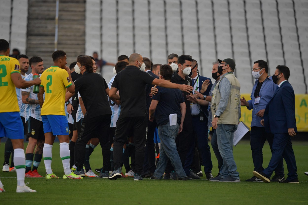 Haos în Brazilia – Argentina! Reprezentanţii autorităţilor sanitare au intrat pe teren, iar patru jucători vor fi amendaţi şi deportaţi”. Ce au făcut brazilienii după scandalul monstru. Meciul a fost suspendat