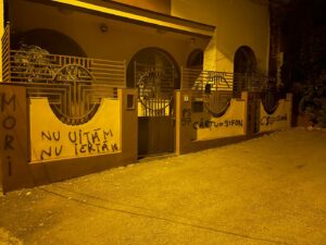 Ultraşii i-au vandalizat gardul casei lui Sorin Cârţu