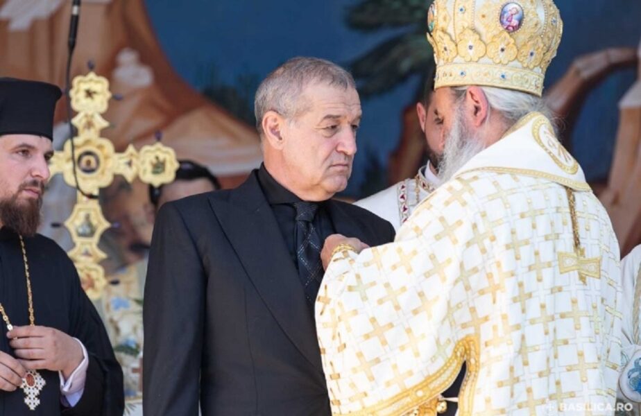 Imagini tulburătoare! Gigi Becali a izbucnit în plâns după ce a primit Crucea Patriarhală. Mii de oameni au asistat la ceremonie