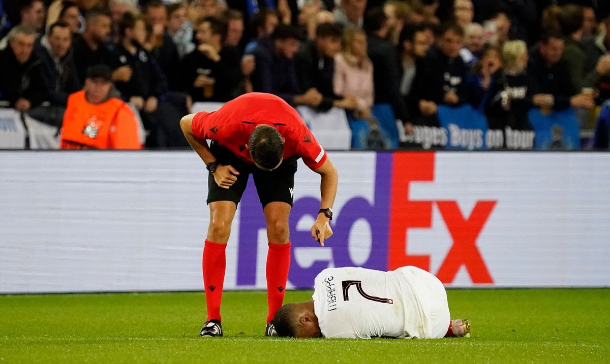 Detalii despre accidentarea suferită de Kylian Mbappe în Club Brugge – PSG 1-1. „Are probleme la ambele glezne!. Pochettino are de ce să se teamă
