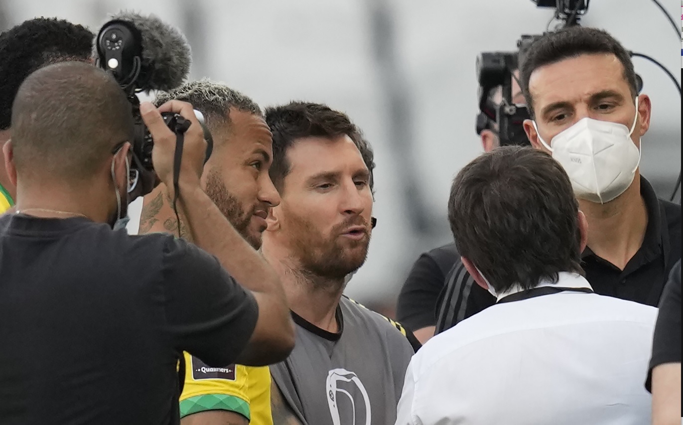 Cum au fost surprinşi Messi, Neymar şi Dani Alves în haosul din meciul Brazilia – Argentina. Ce s-a întâmplat cu jucătorii „Pumelor