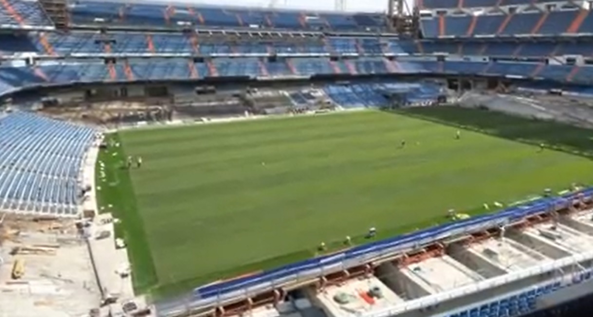 Lucrările de la stadionul lui Real Madrid nu sunt gata, deşi „galacticii vor juca primul meci după o pauză de peste un an pe „Santigo Bernabeu. Imaginile momentului