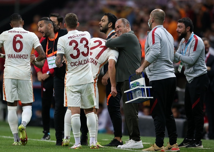Galatasaray – Goztepe 2-1 | Imagini colosale la Istanbul! „Zeul” Moruţan a fost şef de galerie, după primul gol marcat pentru echipa la care Hagi a fost rege