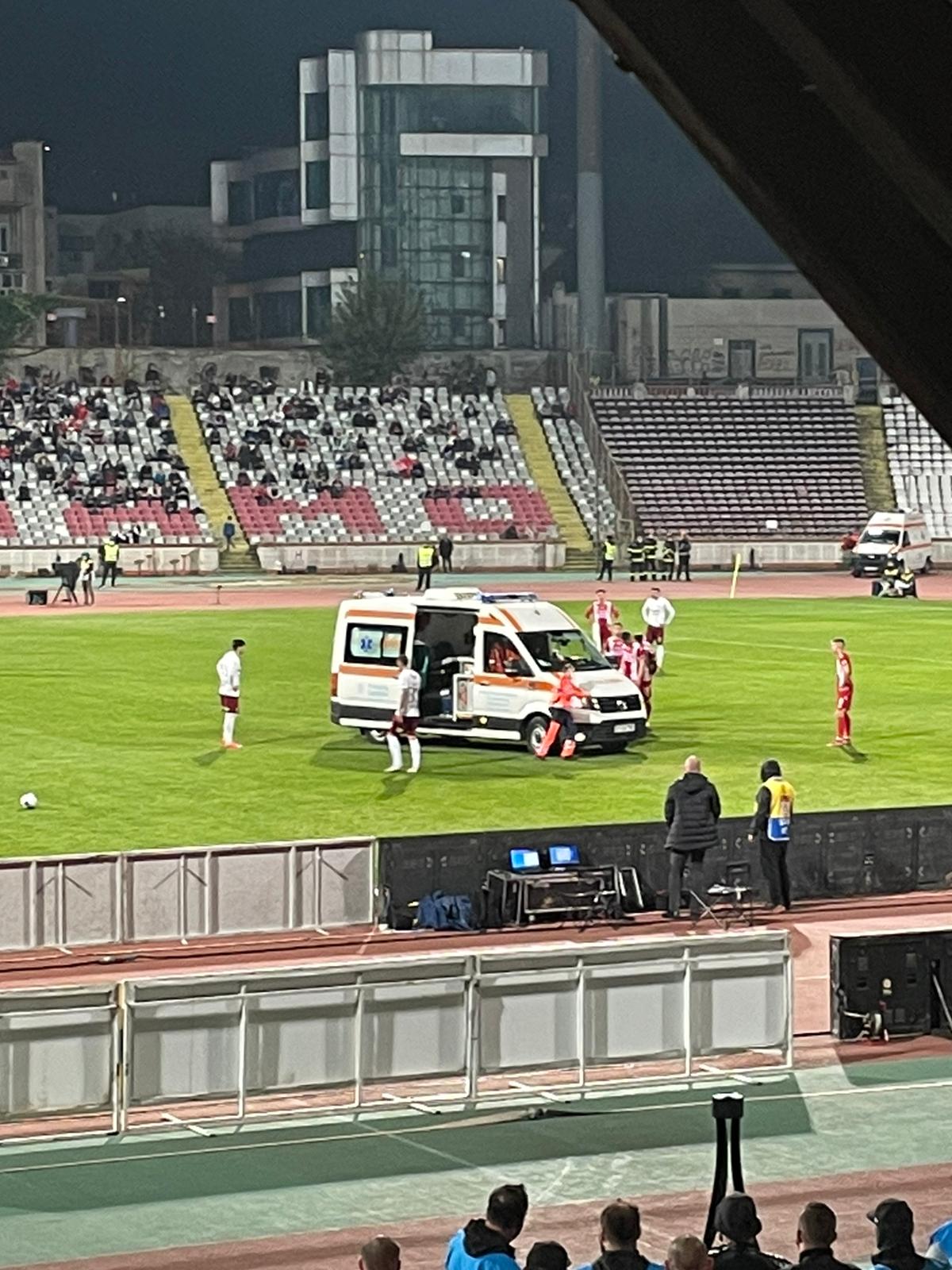 Momente de panică în meciul Dinamo – Rapid! A fost nevoie de intervenţia de urgenţă a ambulanţei. Răuţă, cu masca de oxigen, a ajuns la spital UPDATE