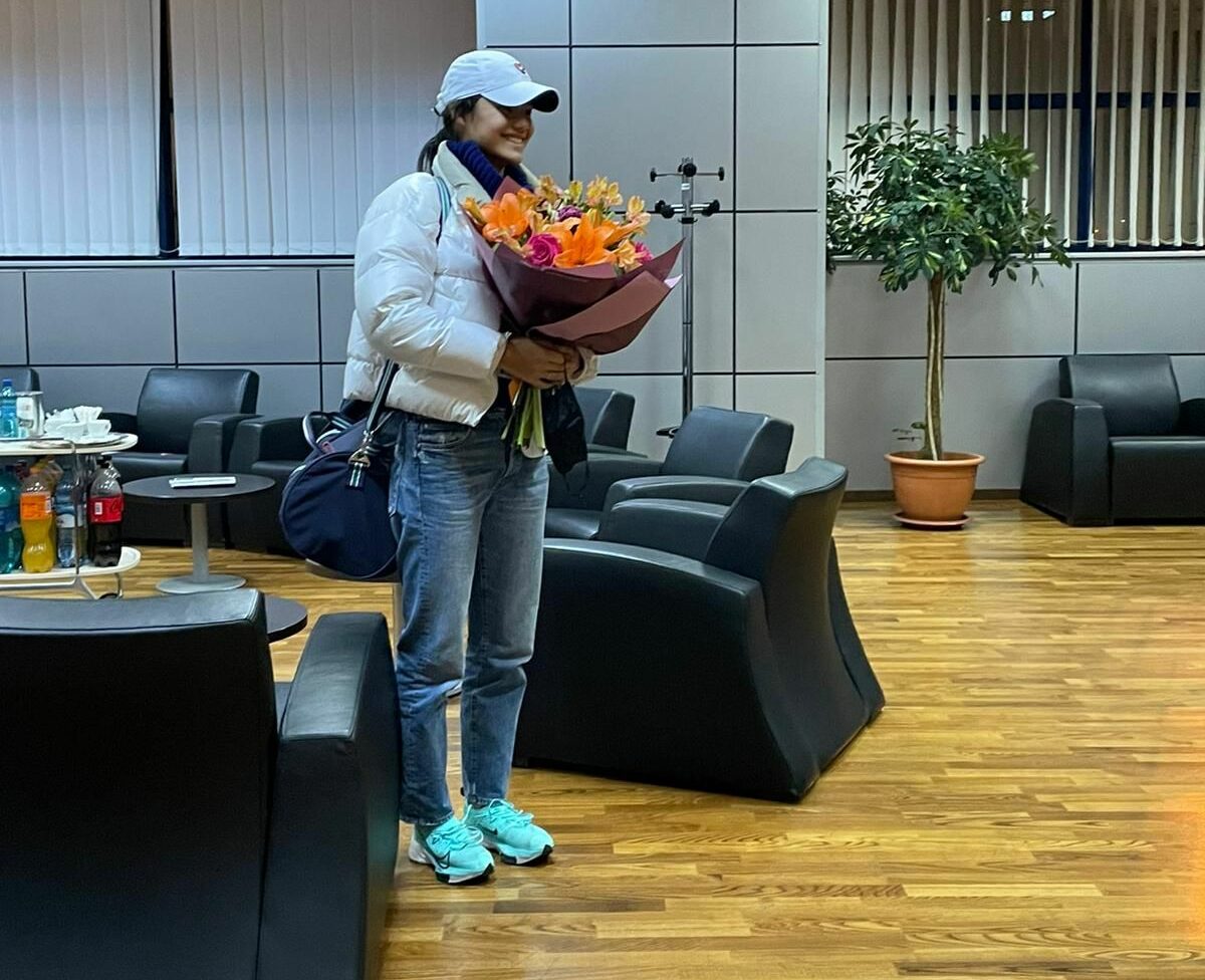 Emma Răducanu a ajuns în România pentru a participa la Transylvania Open. Primele imagini cu jucătoarea cu tată român. Ce cadou a primit la hotel