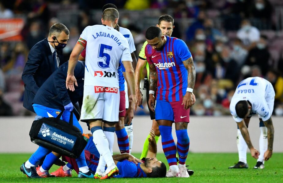 Panică pe Camp Nou! Sergio Aguero a acuzat probleme respiratorii. Atacantul a fost dus de urgenţă la spital cu ambulanţa!