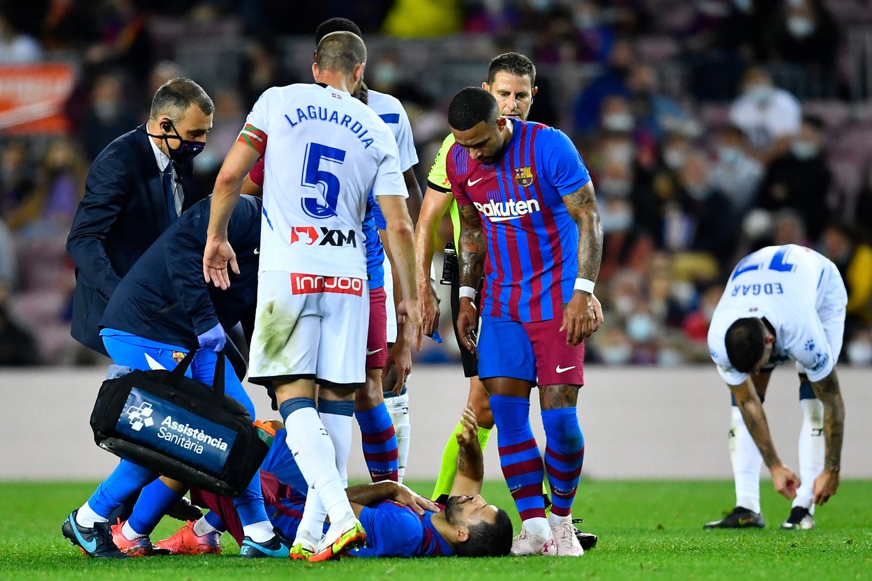 Panică pe Camp Nou! Sergio Aguero a acuzat probleme respiratorii. Atacantul a fost dus de urgenţă la spital cu ambulanţa!
