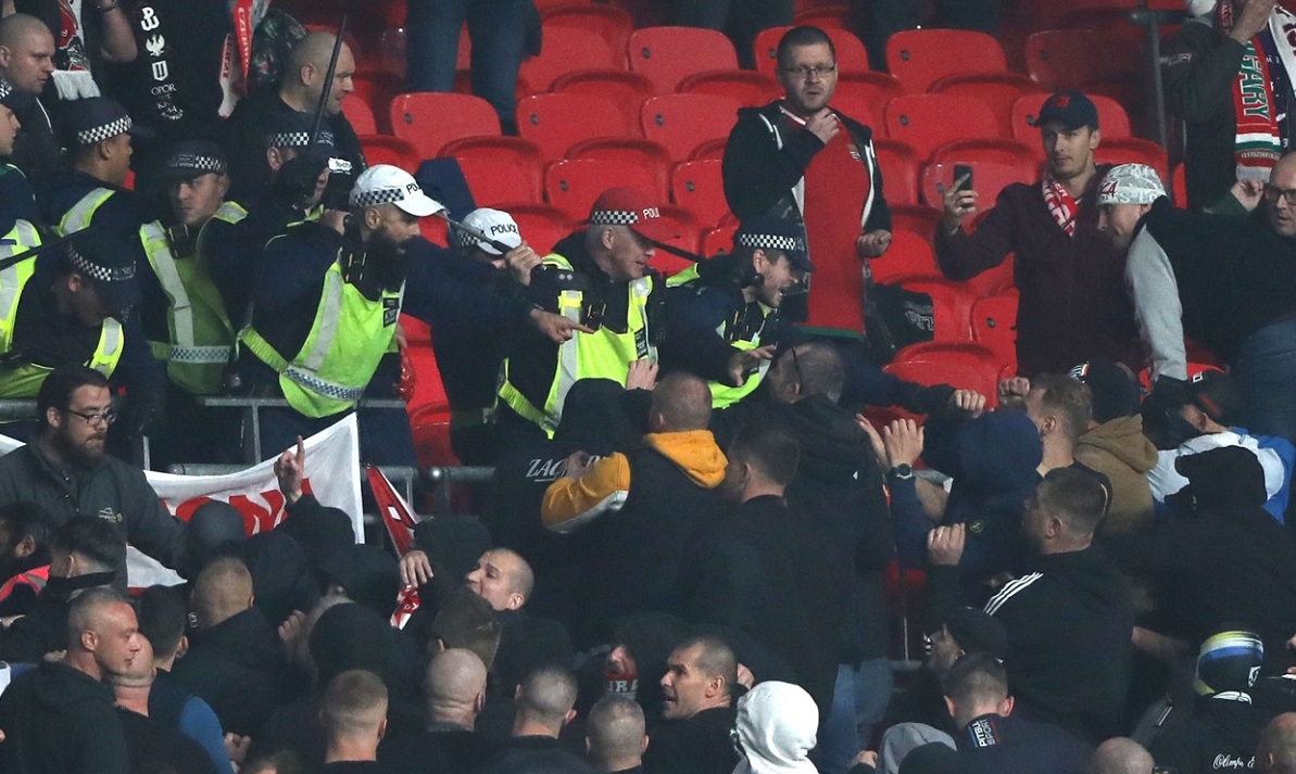Ultrașii s-au luat la bătaie cu polițiștii pe Wembley