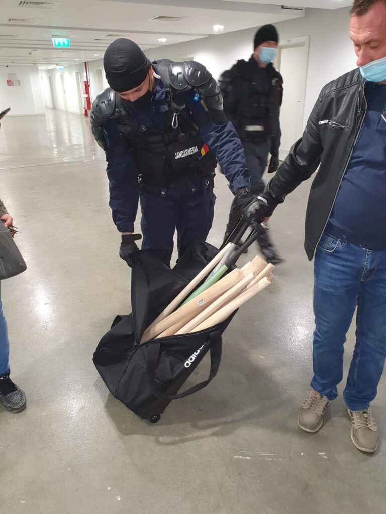 Jandarmii au descoperit mai multe genţi cu bâte