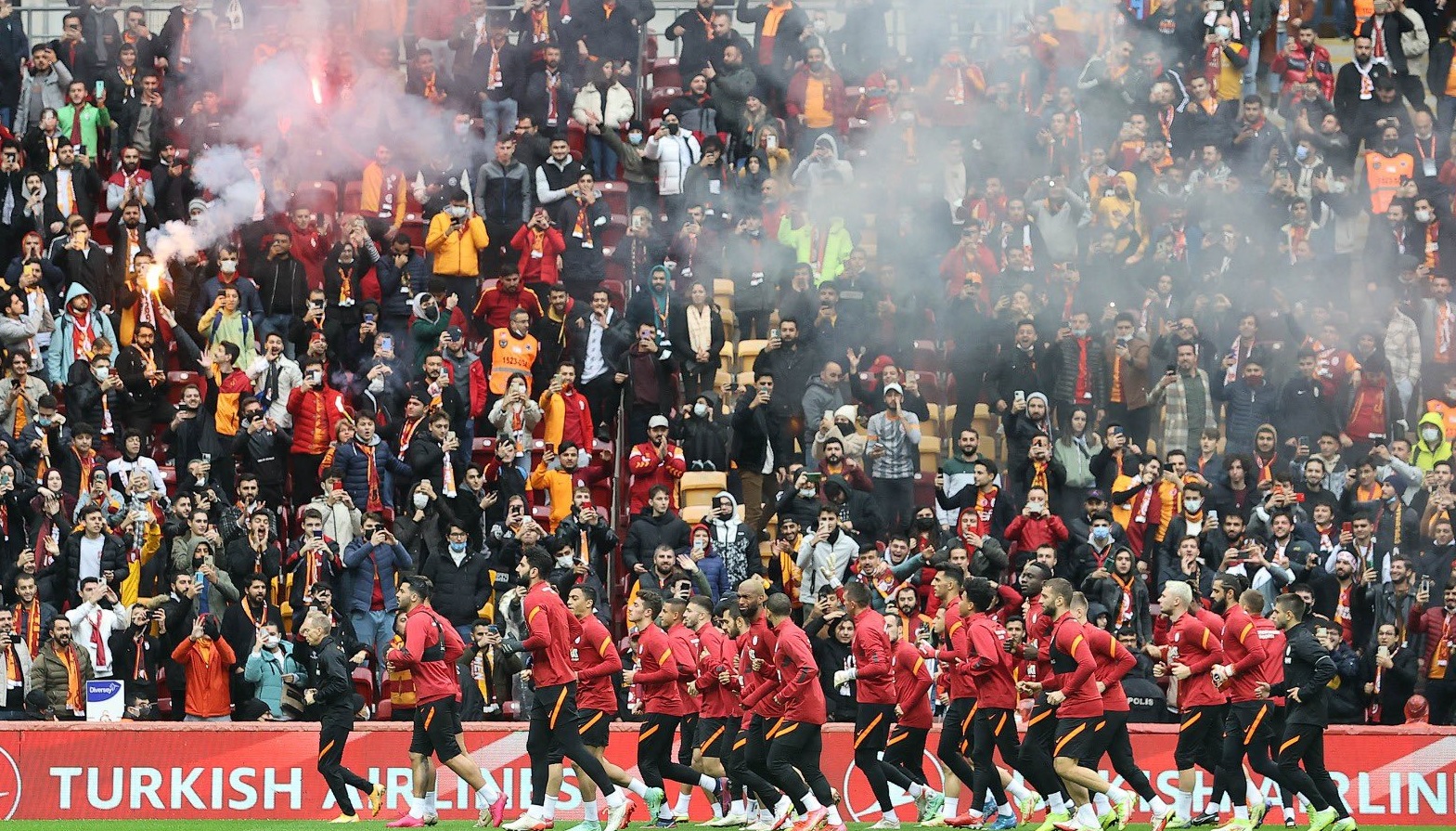 Beşiktaş – Galatasaray. Nebunie la ultimul antrenament al Galatei. Mii de fani, fumigene şi torţe. Moruţan şi Cicâldău, anunţaţi titulari