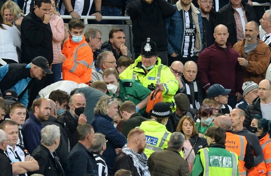 Momente de panică în Premier League! Un fan a fost resuscitat în tribune în timpul meciului Newcastle – Tottenham. Anunțul făcut de englezi