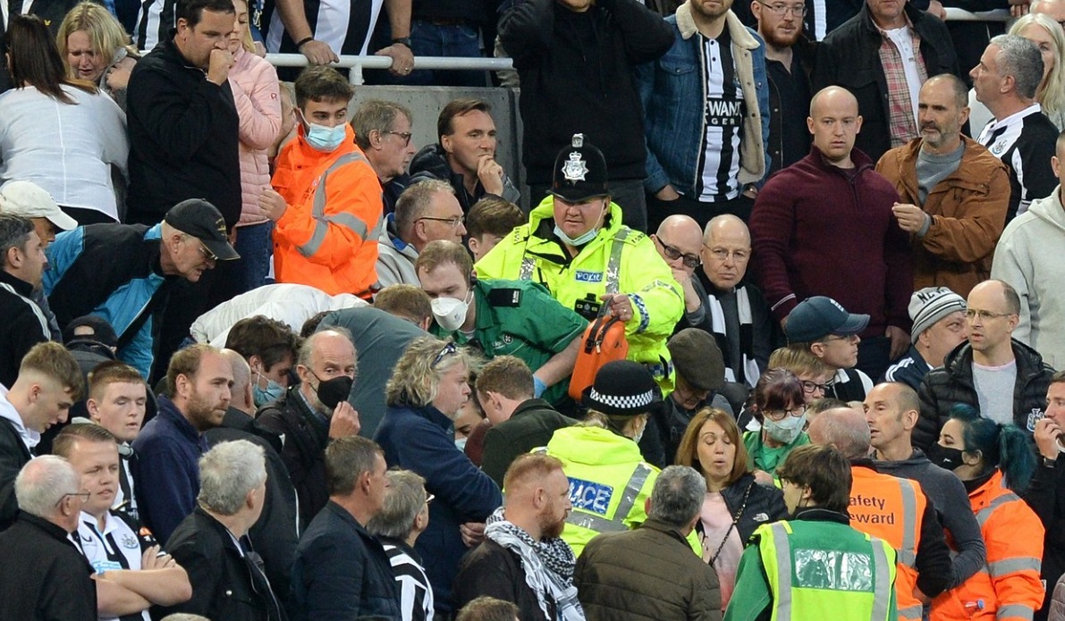 Momente de panică în Premier League! Un fan a fost resuscitat în tribune în timpul meciului Newcastle – Tottenham. Anunțul făcut de englezi
