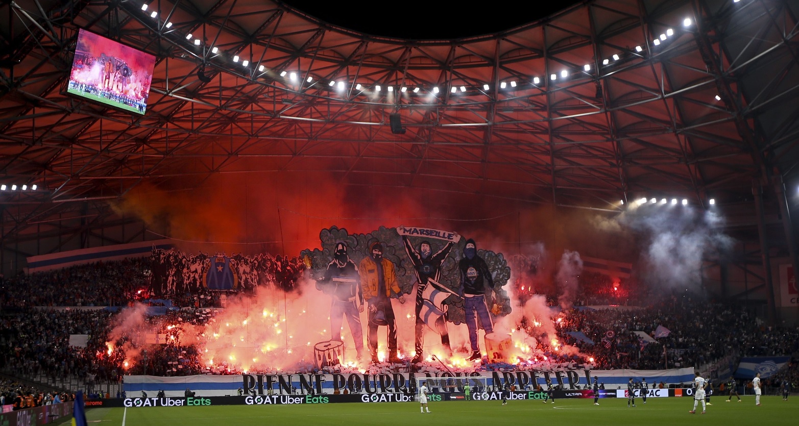 Olympique Marseille riscă o pedeapsă severă după derby-ul cu PSG. 9 poliţişti răniţi. Un suporter a intrat pe teren
