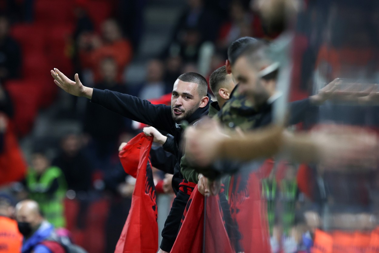 Incidente în Albania – Polonia. Meciul a fost întrerupt după golul marcat de polonezi. Fanii albanezi au înnebunit şi au aruncat în teren cu tot ce le-a căzut în mână