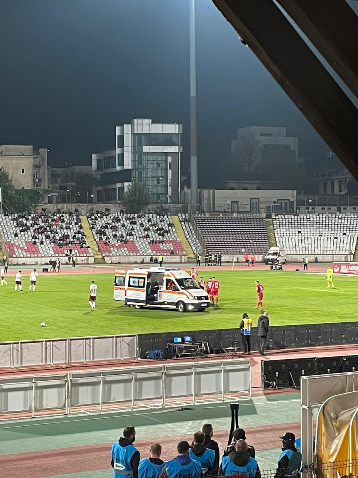 Momente de panică în meciul Dinamo – Rapid! A fost nevoie de intervenţia de urgenţă a ambulanţei. Răuţă, cu masca de oxigen, trimis de urgenţă la spital