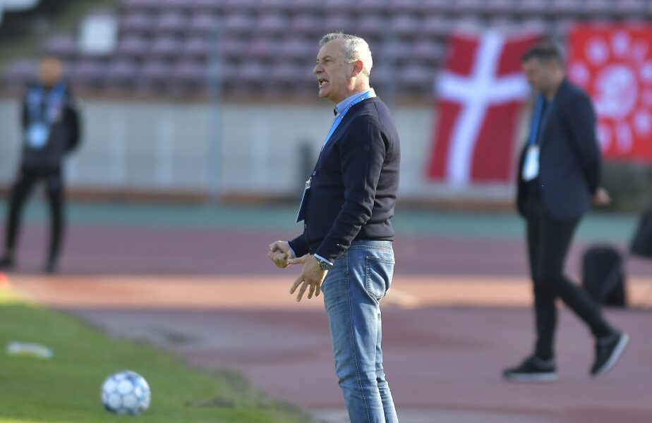 Mircea Rednic, nervos în timpul unui meci