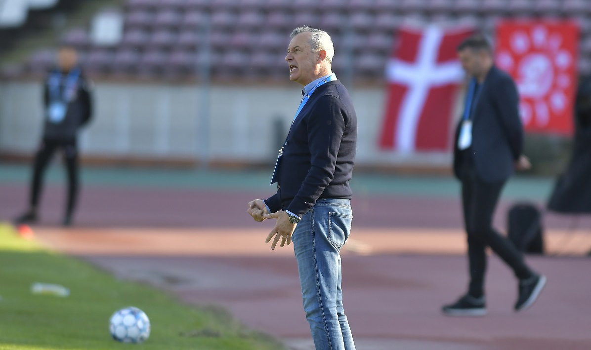 Mircea Rednic, nervos în timpul unui meci