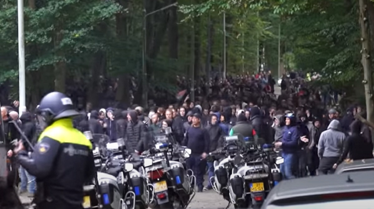 Ultrașii de la CSA Steaua, implicați într-un război total cu poliția din Olanda