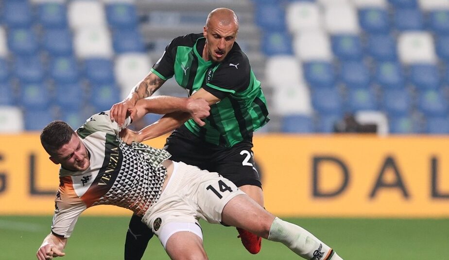 Vlad Chiricheș, ridiculizat la faza celui mai tare gol al începutului de an! Cum l-a „distrus” Mattia Destro pe căpitanul naţionalei României în Sassuolo – Genoa