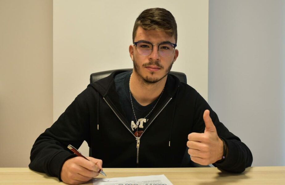Dinastia Lobonț s-a întors la Rapid. Andrei, fiul selecționerului naționalei U 20 a României, a semnat primul contract de fotbalist profesionist cu clubul giuleștean