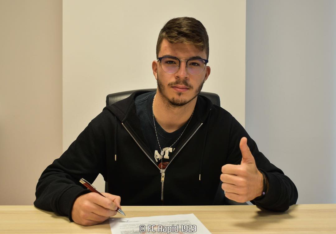 Dinastia Lobonț s-a întors la Rapid. Andrei, fiul selecționerului naționalei U 20 a României, a semnat primul contract de fotbalist profesionist cu clubul giuleștean
