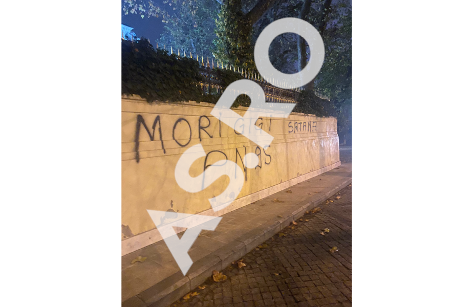 Derapaj incredibil al ultraşilor de la FCSB! Au vandalizat zidul palatului lui Gigi Becali! „Mori, Gigi!”