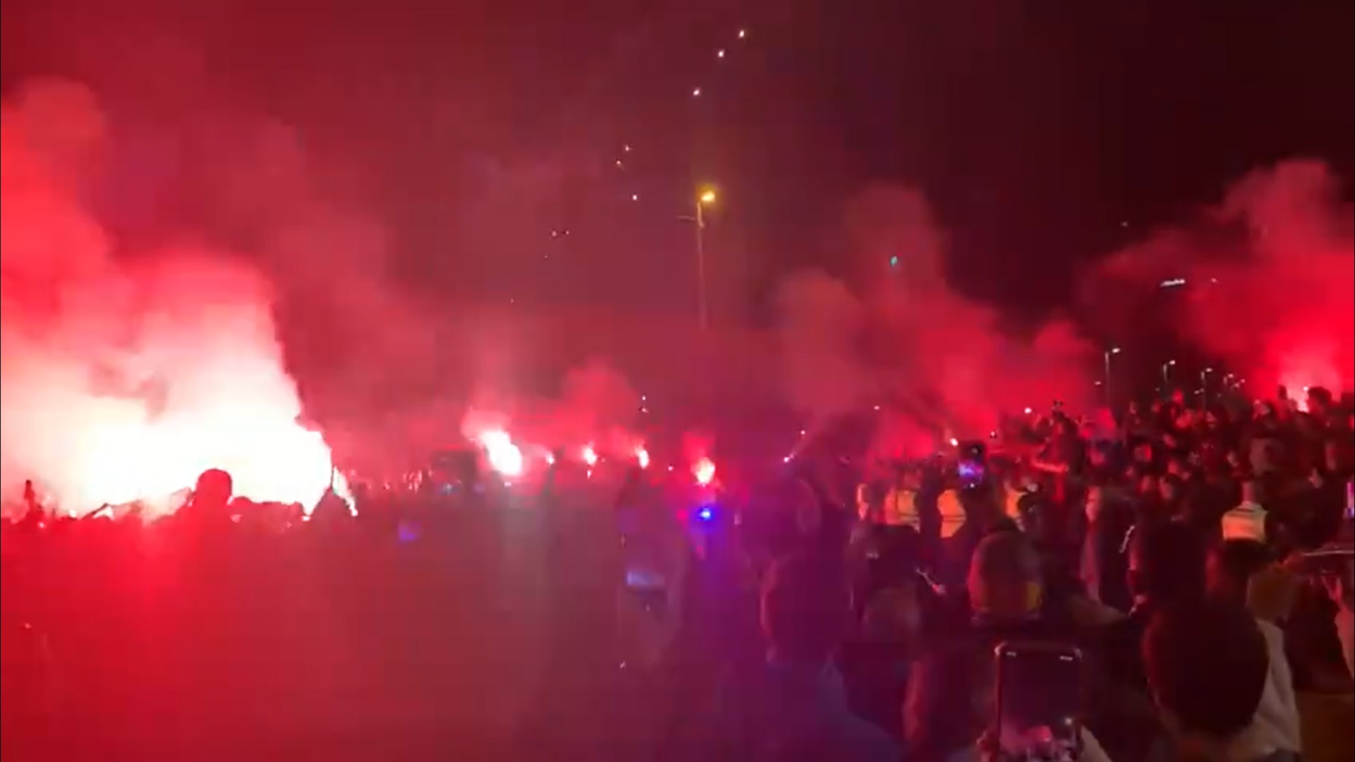 Atmosferă incendiară înainte de debutul lui Xavi la Barcelona! Fanii catalani au făcut show lângă Camp Nou
