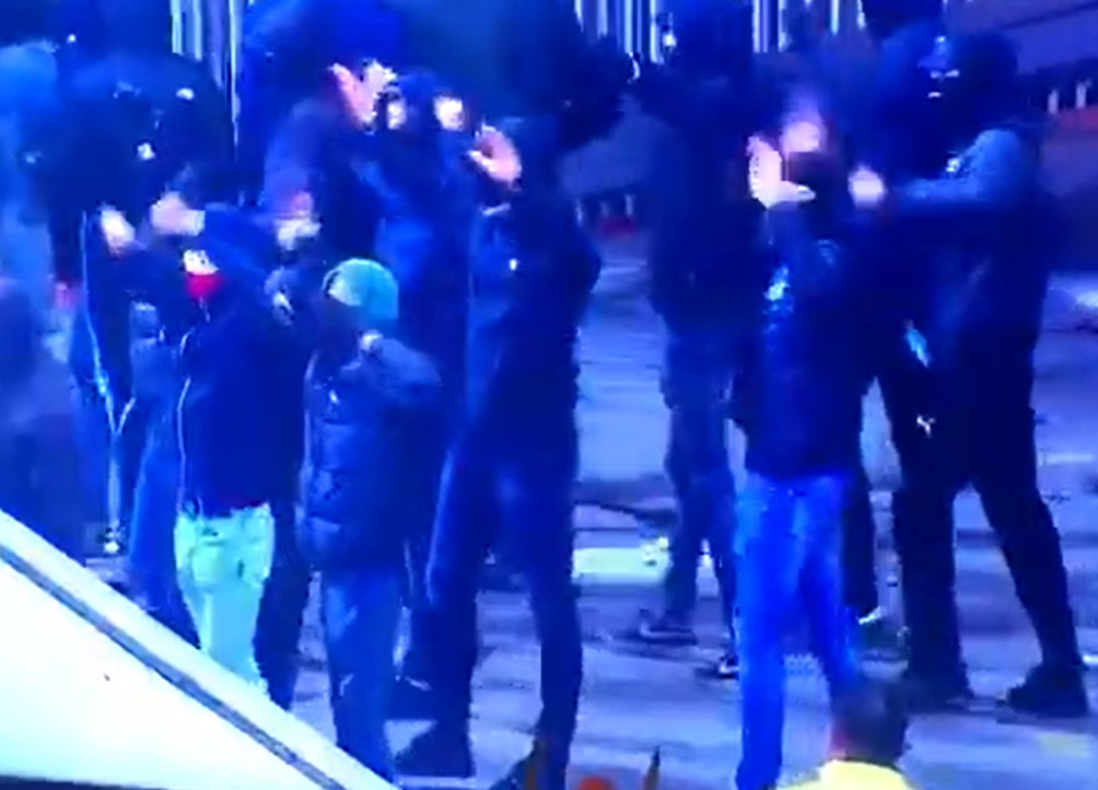 Scene incredibile în Olanda! Fanii de la AZ Alkmaar au intrat pe stadion, după ce autorităţile le-au interzis accesul din cauza restricţiilor Covid-19