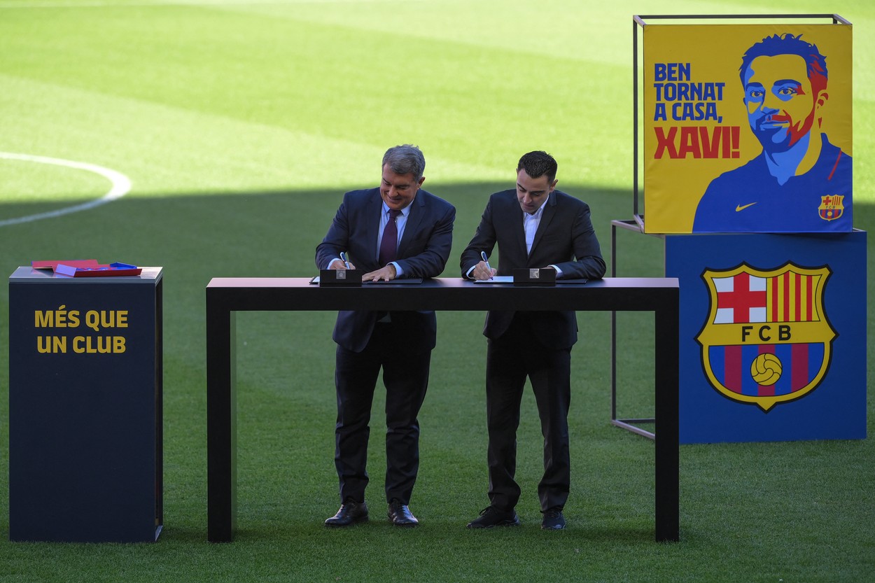 Xavi Hernandez a fost prezentat oficial de Barcelona: ”Sunt foarte emoționat!” Imagini impresionante cu noul antrenor al catalanilor. Mii de oameni i-au scandat numele. Xavi a semnat contractul pe teren