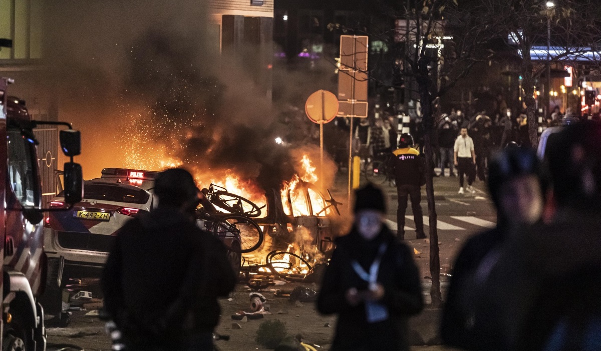 Incidente șocante la protestele împotriva restricțiilor sanitare. Ultrașii au ieșit pe străzi și au incendiat mașini. Haos pe străzile din Rotterdam