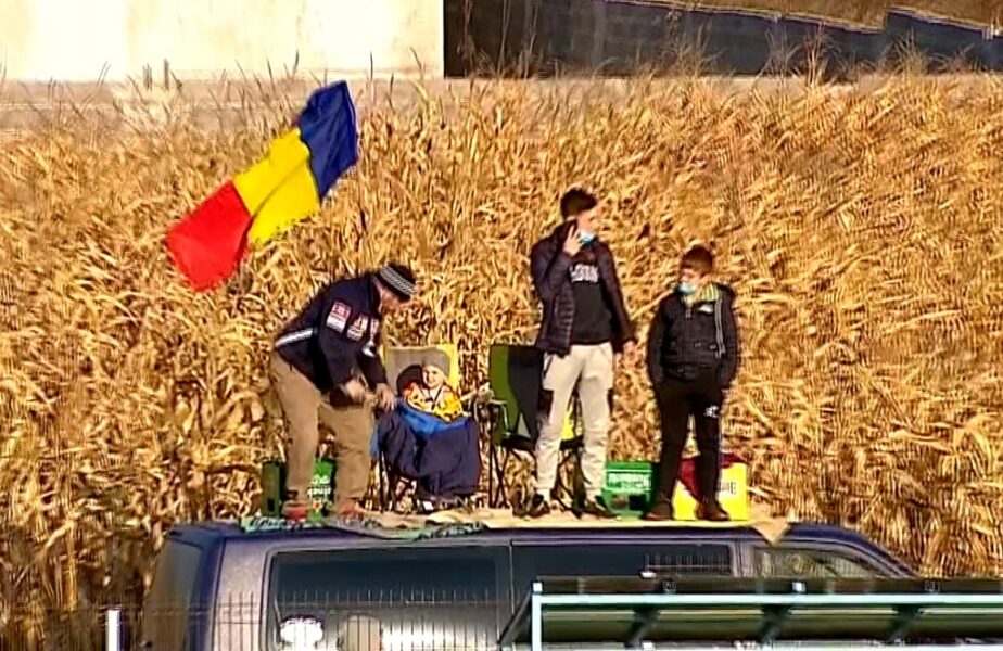 Imaginea zilei în fotbalul românesc! S-au suit pe o maşină, pe nişte scaune de pescari, şi şi-au încurajat echipa din lanul de porumb