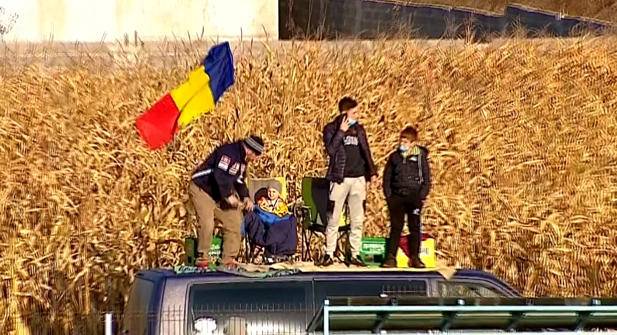 Imaginea zilei în fotbalul românesc! S-au suit pe o maşină, pe nişte scaune de pescari, şi şi-au încurajat echipa din lanul de porumb