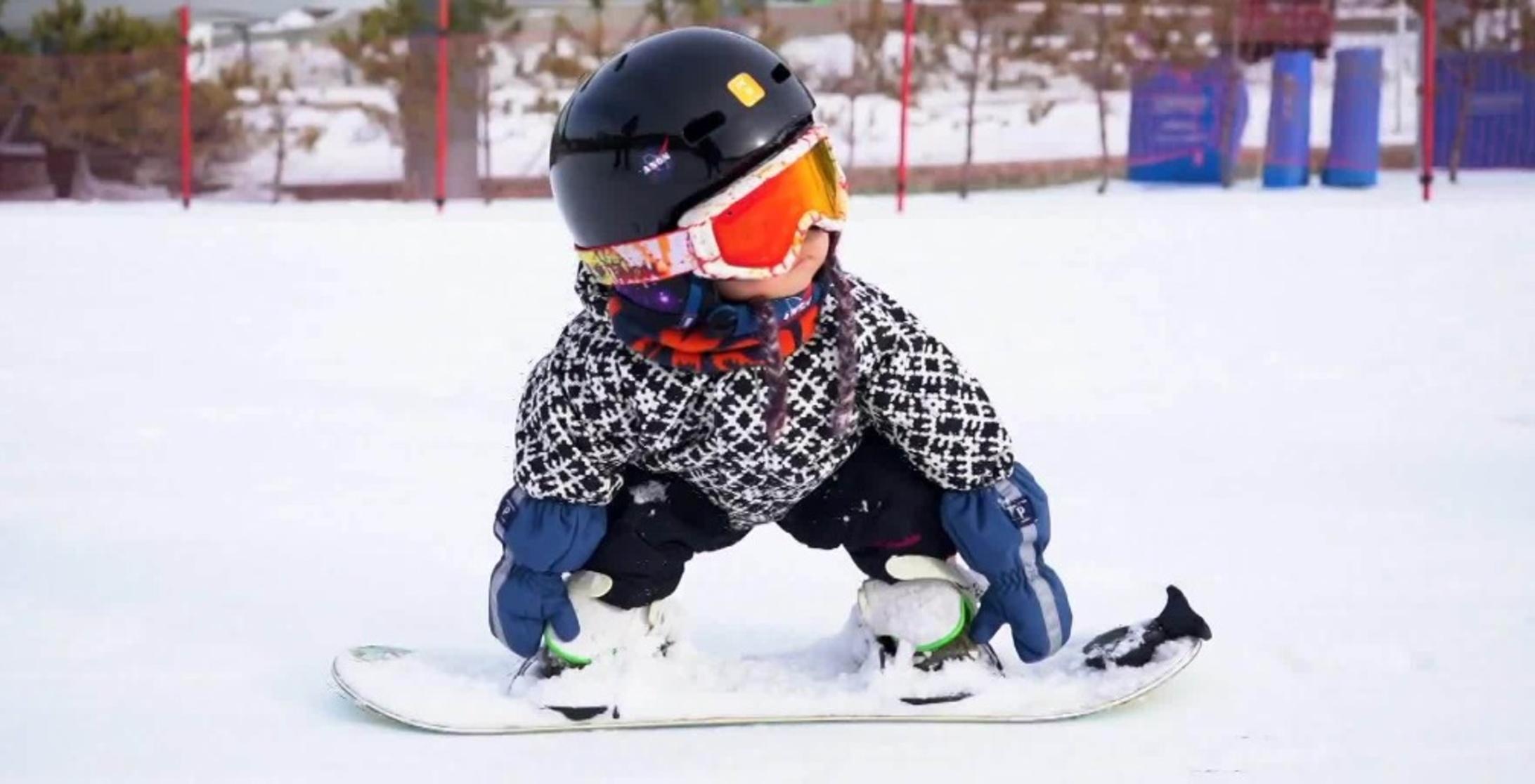 Yuji, 11 luni: nu știe să meargă, dar rupe pe snowboard. ”La Olimpiadă cu ea!”