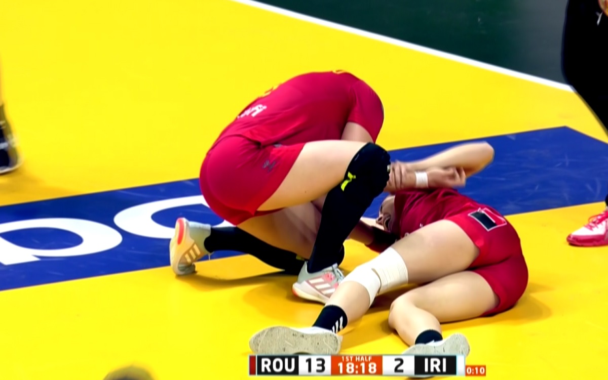 Momente teribile în meciul România – Iran, de la Campionatul Mondial 2021. Oana Borş s-a accidentat grav şi a urlat de durere. Medicii au intervenit de urgenţă!