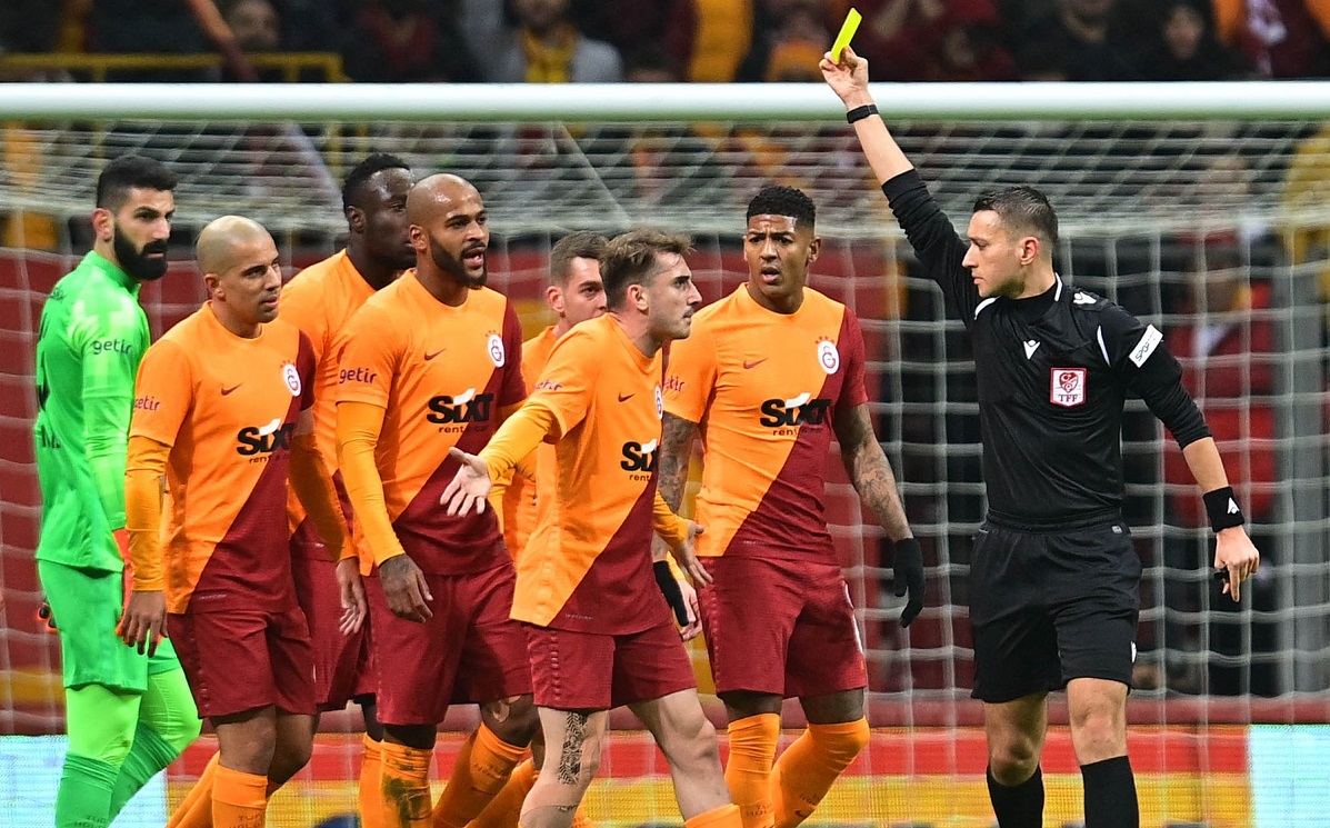 Scandal monstru după Galatasaray – Bașakșehir 1-1. Arbitrul i-ar fi umilit pe jucătorii lui Fatih Terim. „Ce o să faci, arunci cu ghetele în mine?”. Ce a declarat Moruțan