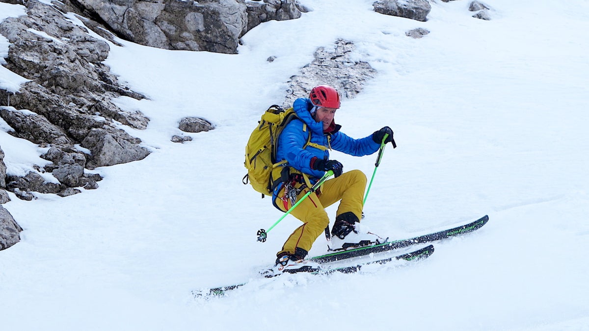 Alpinistul care a coborât pe schiuri de pe Everest a murit lovit de copacul pe care-l tăia!!!