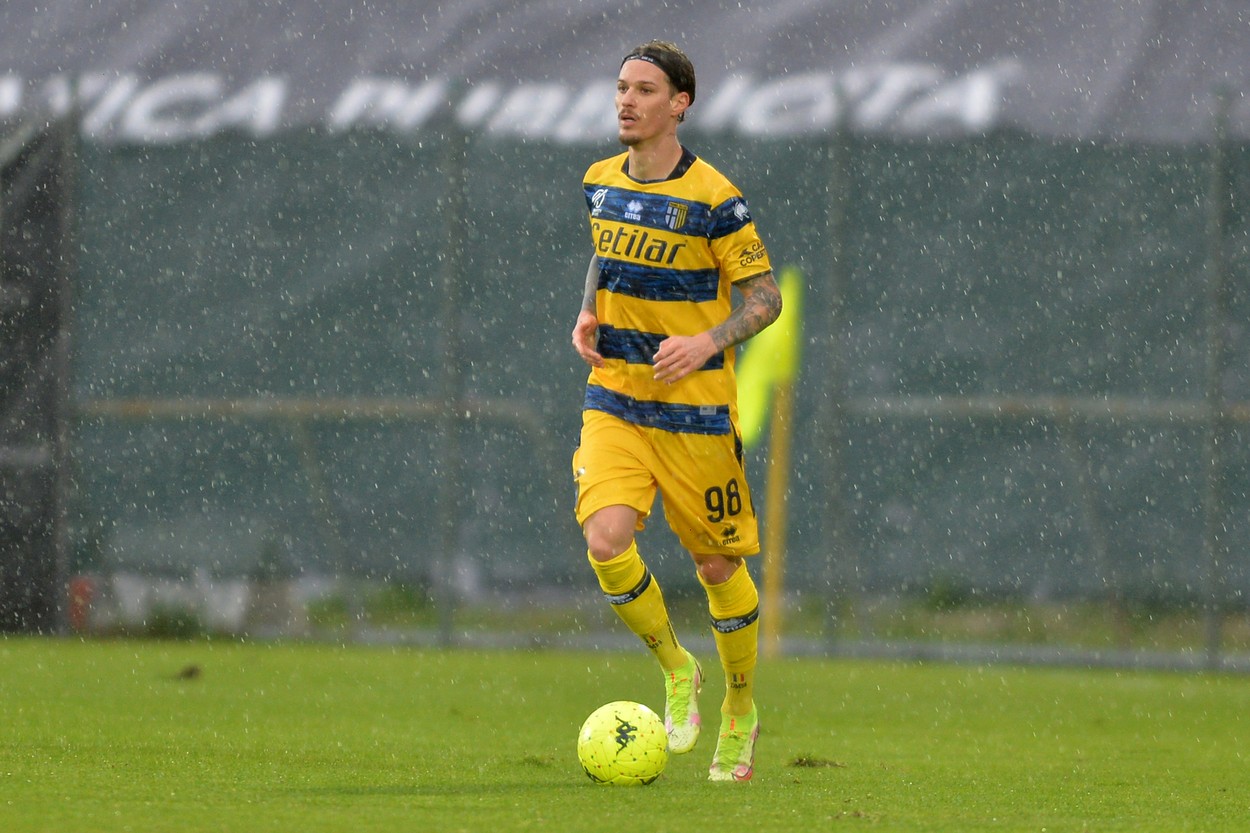 Dennis Man, în timpul unui meci pentru Parma