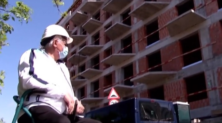 El este pensionarul de 75 de ani care vinde apartamente de 500.000 de euro în Bucureşti. Pensia primită de la statul român este uriaşă: „Dacă nu ieşim la muncă, murim de foame”